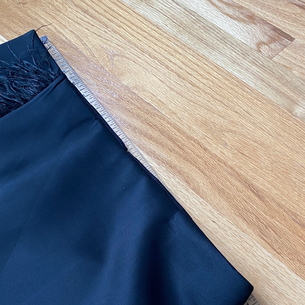 Elegant Black Skirt with Feather Detail - Picture 11 of 12